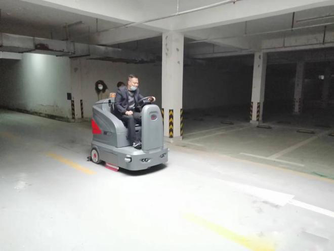 滨海新小区物业保洁不用人力改用驾驶式洗地机了